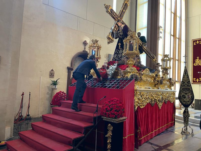 El alcalde de Jaén deposita el bastón de mando a los pies de Nuestro Padre Jesús.
