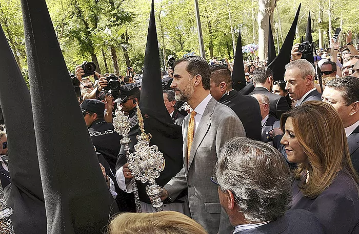 Don Felipe durante la Semana Santa de Sevilla visitando uno de los pasos.EFE