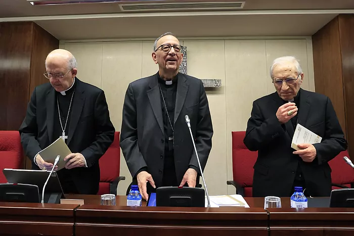 El presidente de la Conferencia Episcopal, Juan José Omella, entre el nuncio apostólico en España, Bernardito Auza, y el cardenal Rouco Varela.ZIPI EFE