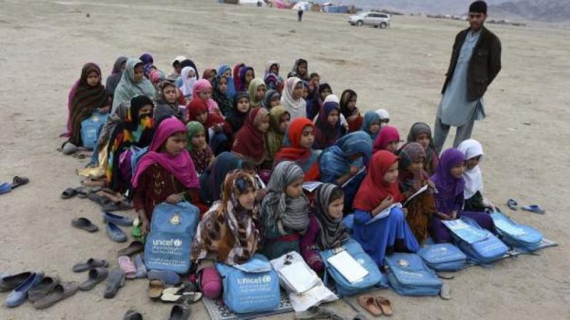 Refugiados afganos asisten a un colegio al aire libre, fuera de sus refugios temporales en la provincia de Laghman, en Afganistán.EFE/Ghulamullah Habibi