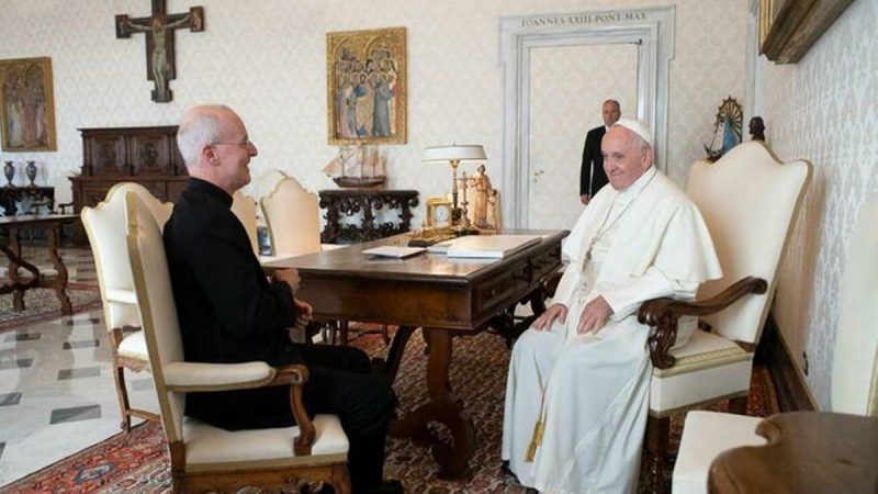 James Martin, con el Papa Francisco en el Vaticano.