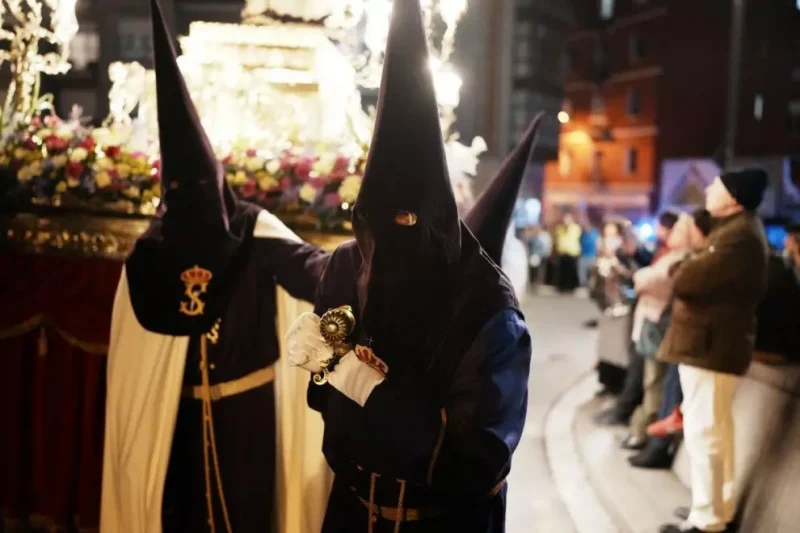 Nazarenos durante la procesión de la Real Cofradía Nuestro Padre Jesús Nazareno, a 3 de abril de 2023, en Bilbao. — H. Bilbao / Europa Press