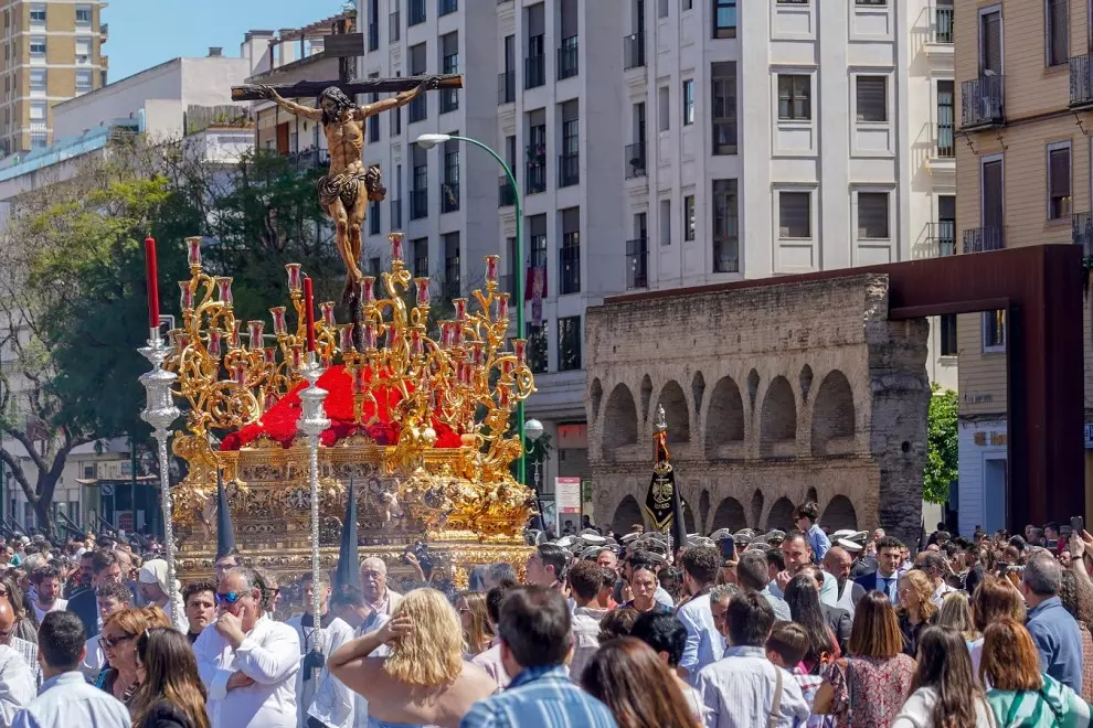 El paso del Cristo de la Sed de la Hermandad de la Sed por a Avenida Luis Montoto de Sevilla. — Eduardo Briones / EUROPA PRESS