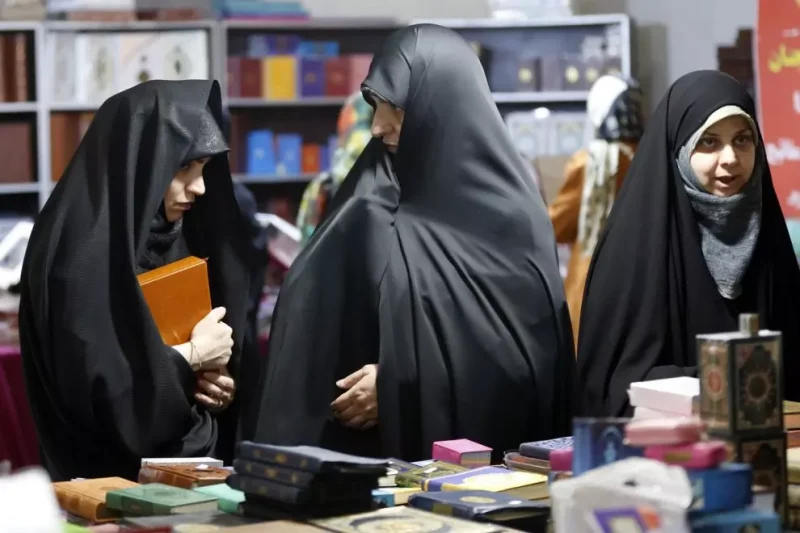 Mujeres iraníes con velo visitan la 30ª exposición del Corán en la mezquita Mosalah de Teherán, Irán, 03 de abril de 2023. — ABEDIN TAHERKENAREH / EFE/EPA