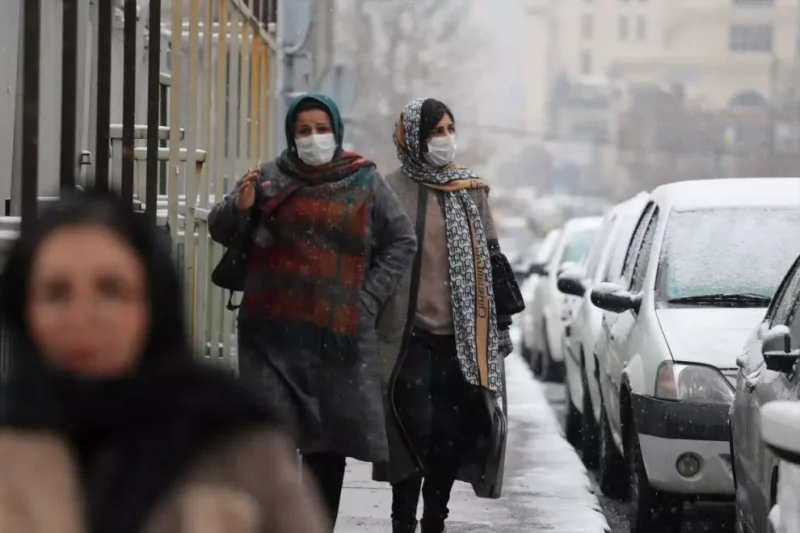 Mujeres iraníes con mascarilla caminan entre la nieve en Teherán, 11/01/2023. — Rouzbeh Fouladi / Europa Press/ ZUMA Press Wire/dpa