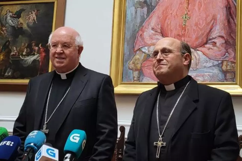 El arzobispo de Santiago, Julián Barrio, a la izquierda, y su sucesor, Francisco Prieto, que tomará posesión del cargo el próximo 3 de junio. — Arzobispado de Santiago
