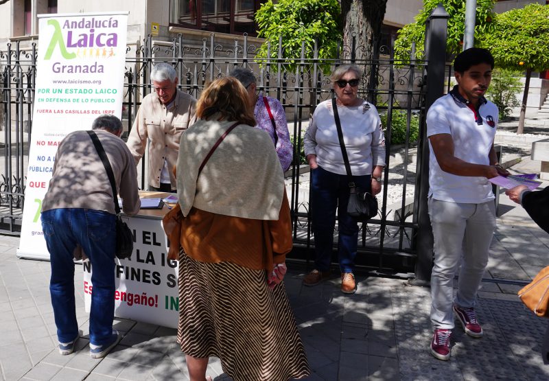 Miembros de Granada Laica recogen firmas contra la asignación en el IRPF para la Iglesia católica y otras organizaciones particulares