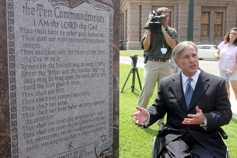 Greg Abbott, gobernador de Texas, muestra los Diez Mandamientos en las afueras del Capitolio estatal, durante una conferencia de prensa en 2005, cuando era fiscal general del estado. Getty Images