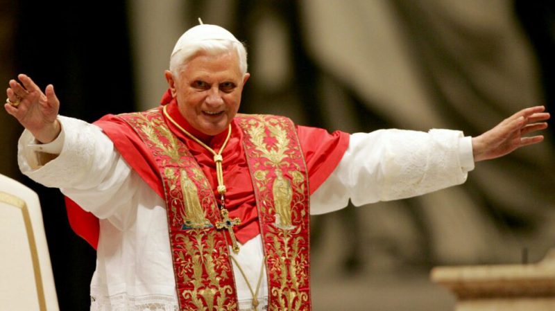 El Papa emérito Benedicto XVI, cuando aún comparecía ante los feligreses como Pontífice en ejercicio, en una imagen de archivo. EFE