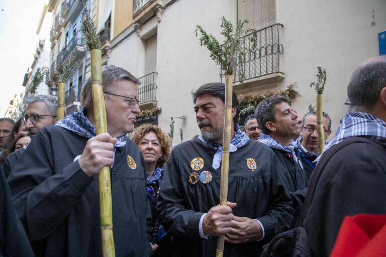 El presidente de la Generalitat de Valencia, el de Diputación, el alcalde de Alicante con el obispo y otras autoridades en el arranque de la romería de la Santa Faz en la concatedral