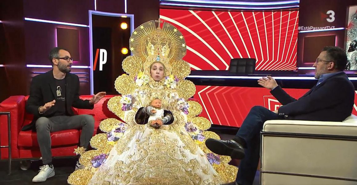 La parodia de la Virgen del Rocío en el programa ’Està passant’, de TV3, con Toni Soler, a la derecha. / EL PERIÓDICO