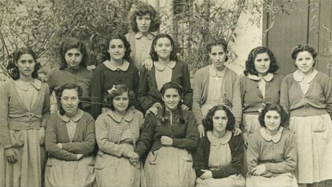 Un grupo de niñas del centro provincial de Sevilla perteneciente al Patronato de Protección a la Mujer. Junta de Andalucía