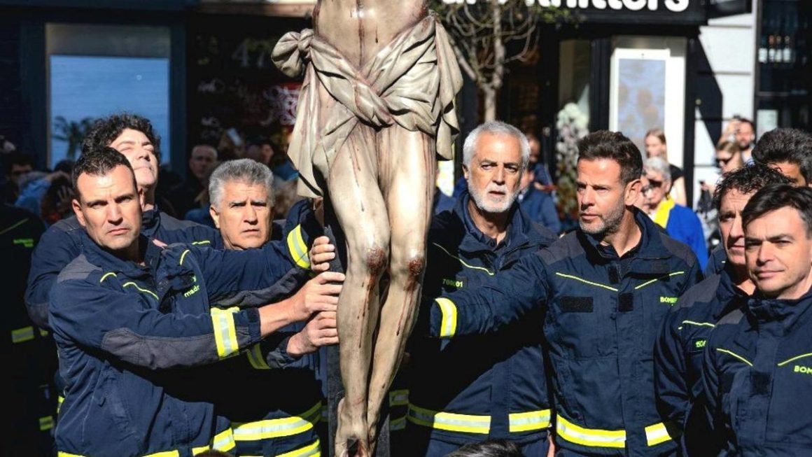 Bomberos junto al Cristo de los Niños, la pasada Semana Santa Ayuntamiento de Madrid