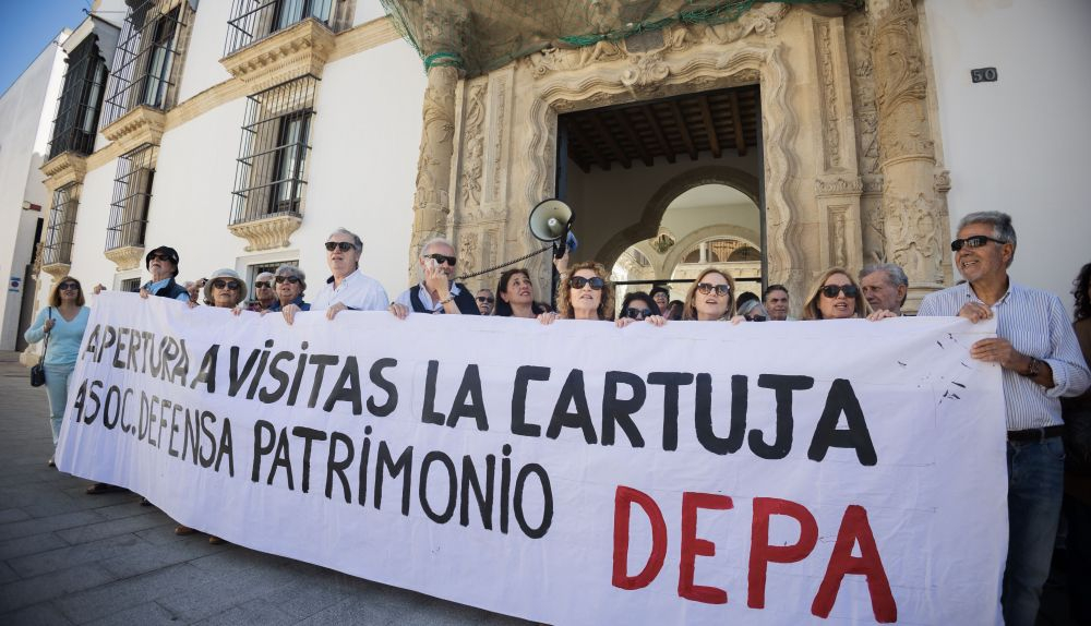 Manifestantes a las puertas del obispado, este miércoles, para reclamar la apertura a las visitas del monasterio de La Cartuja en Jerez. CANDELA NÚÑEZ