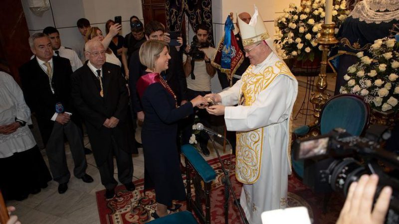 La alcaldesa de Cartagena haciendo entrega al obispo de la Onza de Oro para apoyar a los enfermos y los más necesitados, este año dotada con 50.000 euros