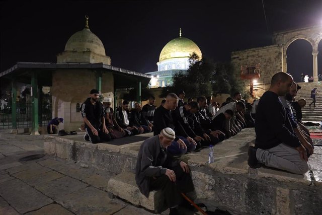 Palestinos rezando en la Explanada de las Mezquitas de Jerusalén