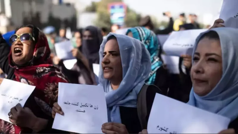 Mujeres afganas gritan durante una protesta en Kabul, Afganistán, en octubre de 2021 AP / Ahmad Halabisaz.
