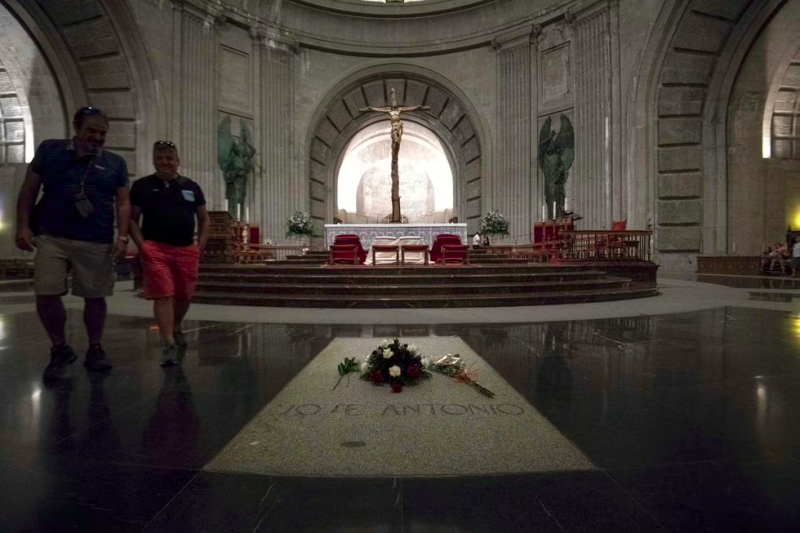 Tumba de José Antonio Primo de Rivera, en la basílica del Valle de los Caídos, en el Escorial (Madrid), en 2018.foto.Inma Flores