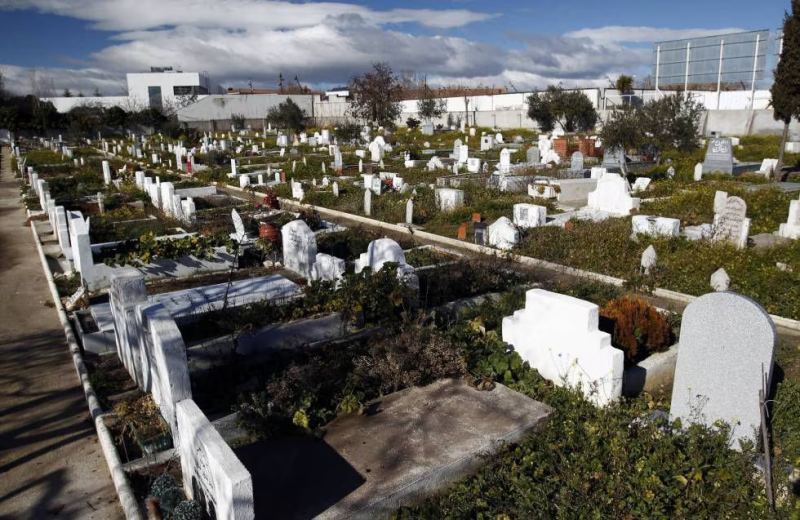 Tumbas musulmanas en el cementerio madrileño de Griñón, en 2015. LUIS SEVILLANO