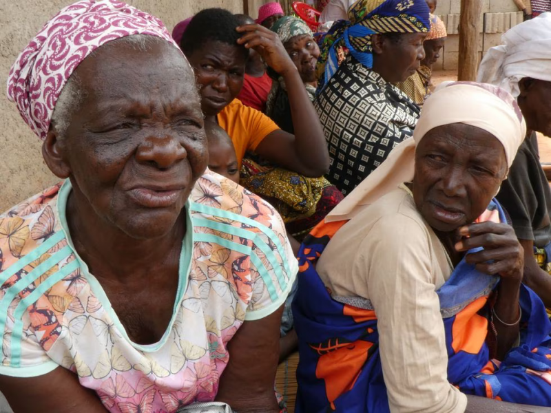 Maria Cheis y Ernestina Lucas, mujeres de la etnia makonde, huyeron por el conflicto de Muidumbe, un distrito en el norte de Cabo Delgado. foto: José Ignacio Martínez Rodríguez