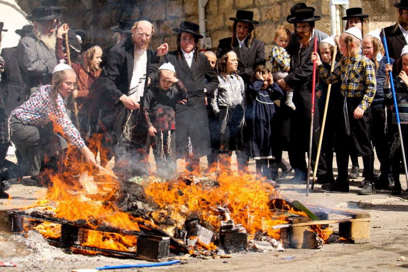Judíos ortodoxos se preparan para celebrar la festividad de Pésaj, o Pascua Judía, quemando pan y productos con levadura en Jerusalén, el pasado 5 de abril.foto:Joan Mas Autonell