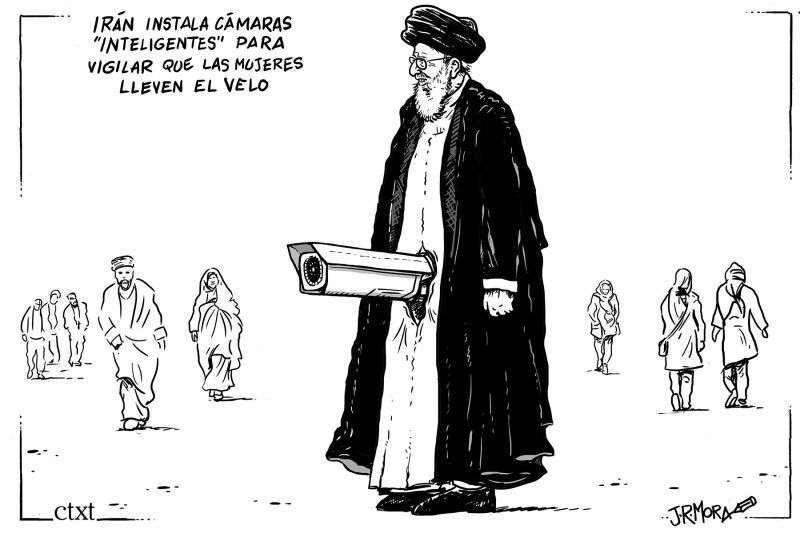 Irán instala cámaras "inteligentes" para vigilar que las mujeres lleven el velo. En la viñeta a un ayatolá le sale una cámara de la túnica a la altura de la cintura
