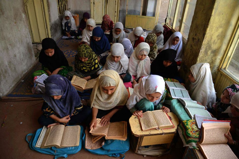 Un grupo de niñas afganas leen el Corán en una madrasa de Kandahar, en el sur de Afganistán, el domingo 16 de abril de 2023.SANAULLAH SEIAM (AFP)
