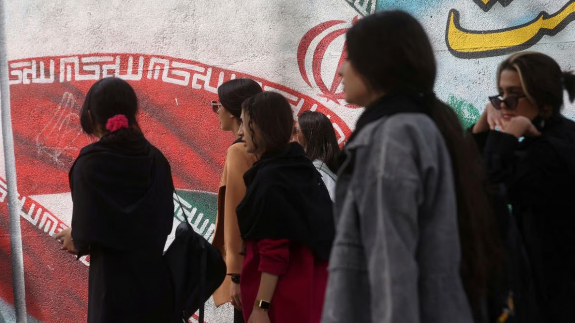 Un grupo de jóvenes, todas sin velo, caminaba el 9 de abril de 2023 por una calle de Teherán.