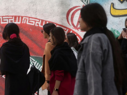 Un grupo de jóvenes, todas sin velo, caminaba el 9 de abril de 2023 por una calle de Teherán.