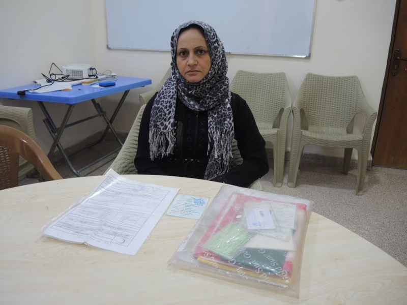 Amal, viuda de un hombre asesinado por el ISIS, solicita el certificado de viudez en las oficinas de la Organización Internacional para las Migraciones, en Mosul.