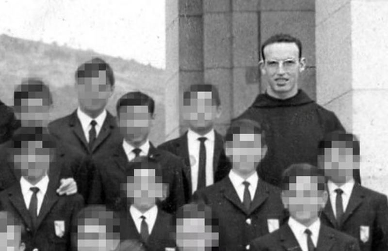 El monje del Valle de los Caídos Tirso Blanco, a la derecha y con gafas, acusado de abusos en el internado en los años sesenta, en una imagen de 1967.