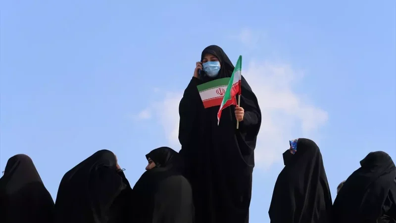Una mujer con un chador negro durante la conmemoración de la instauración República Islámica de Irán Europa Press