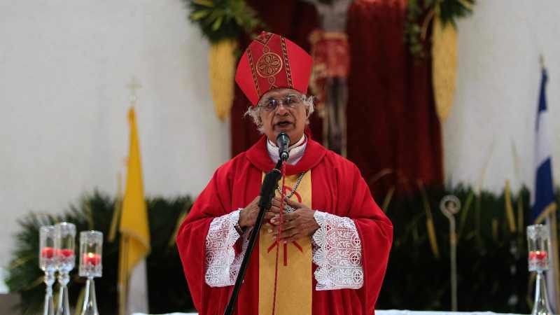 El cardenal Leopoldo Brenes bendijo las cruces de palma en la iglesia como parte de la tradición. Foto AFP/EDH