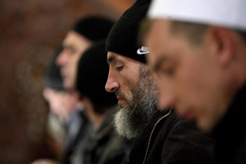 Varios ciudadanos musulmanes asisten a un servicio religioso en una mezquita en la localidad de Bakhychisarai, en Crimea (Ucrania), en 2014. EFE/Zurab Kurtsikidze
