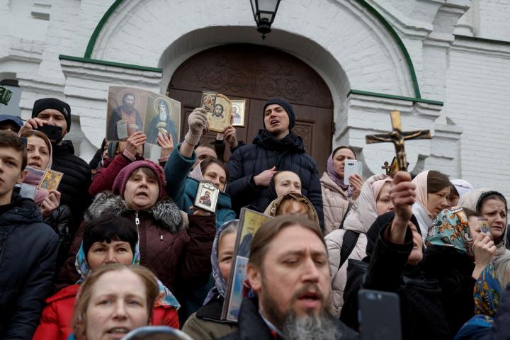 Seguidores de la Iglesia Ortodoxa canónica rezan en apoyo de los religiosos del monasterio de Pechersk Lavra, en Kiev, el pasado 31 de marzo.Valentyn Ogirenko / REUTERS