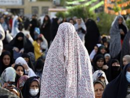 Mujeres iraníes asisten a las oraciones de Eid-al Fitr en el santuario de Abdol Azim en la ciudad de Shahr-e Ray, Irán, 22 de abril de 2023. ABEDIN TAHERKENAREH (EFE)