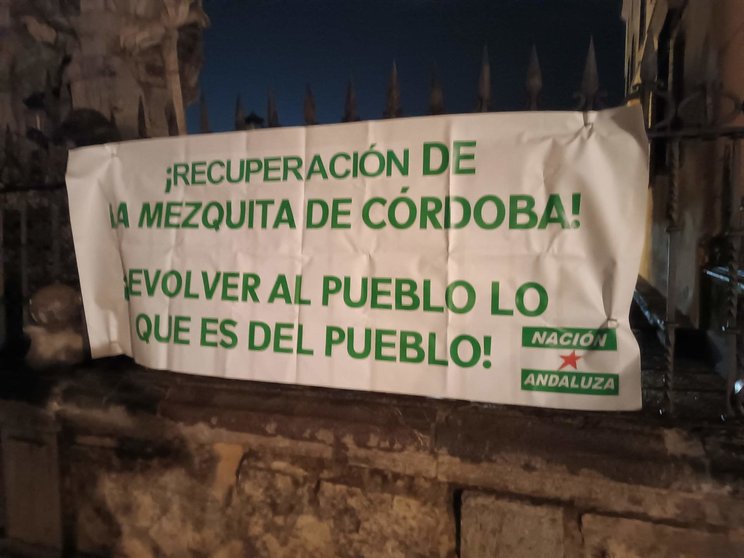 Pancarta de Nación Andaluza por la recuperación de la Mezquita de Córdoba