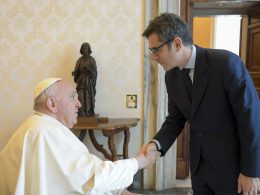 El ministro de la Presidencia, Félix Bolaños, saluda al Papa Francisco en el Vaticano. — Pool Moncloa