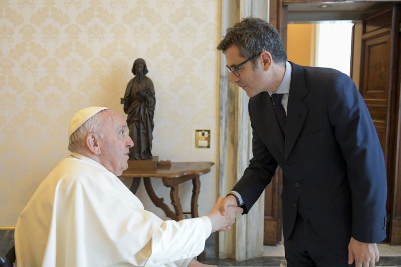 El ministro de la Presidencia, Félix Bolaños, saluda al Papa Francisco en el Vaticano. — Pool Moncloa