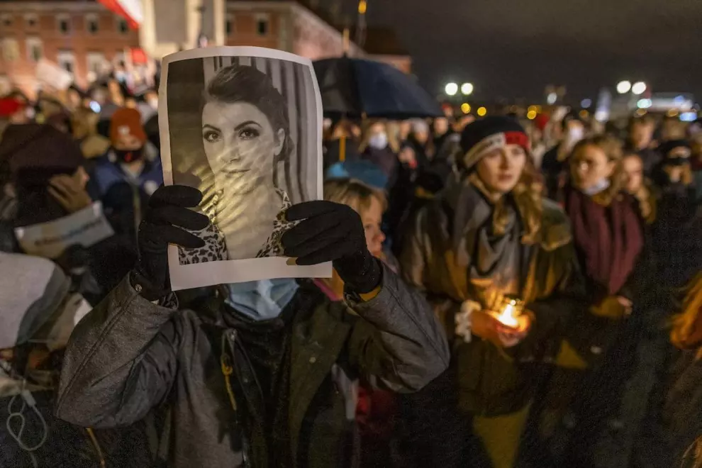 Un manifestante sostiene una fotografía de Iza, mujer polaca fallecida por no habérsele practicado un aborto, en Varsovia, a 6 de noviembre de 2021. — Wojtek Radwanski / AFP