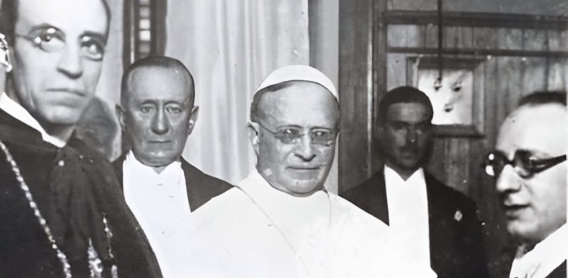 El papa Pío XI con el cardenal Pacelli (izqda.) a principios de los años treinta Dominio público