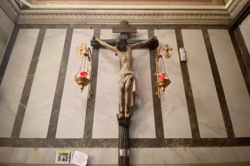Crucifijo colgado en el interior de la Iglesia de Iglesia de San Manuel y San Benito, ubicada en Madrid. — Eduardo Parra / Europa Press