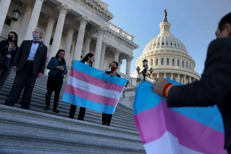 Varias personas ondean una bandera transgénero en el Capitolio de EEUU, el 25 de febrero de 2021. — Tom Brenner / REUTERS