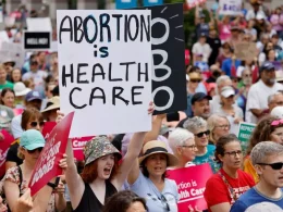 Protestas contra la prohibición del aborto en Carolina del Norte (Estados Unidos), a 13 de mayo de 2023. — Jonathan Drake / Reuters