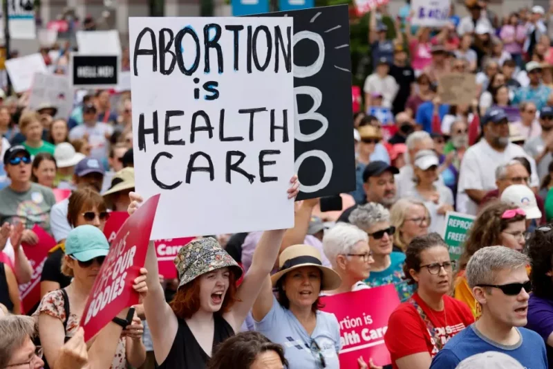 Protestas contra la prohibición del aborto en Carolina del Norte (Estados Unidos), a 13 de mayo de 2023. — Jonathan Drake / Reuters