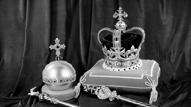 Corona, orbe y cetro que utilizará Carlos III en su coronación