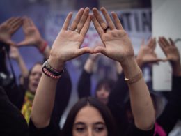 La gente participa en una manifestación con motivo del Día Internacional del Aborto Seguro a 28 de septiembre de 2022 en Turín, Italia. Foto: Marco Alpozzi/LaPresse vía ZUMA Press/dpa