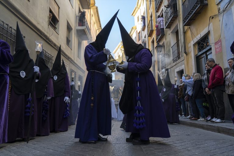 Nazarenos durante la procesión del Calvario el Viernes Santo en Cuenca, a 6 de abril de 2023, en Cuenca, Castilla-La Mancha (España).- Lola Pineda / Europa Press