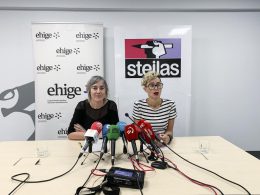 Las portavoces de Ehige y Steilas, Lurdes Imaz y Nagore Iturrioz, en la rueda de prensa.