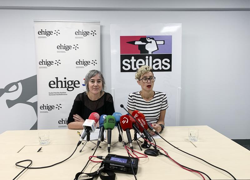 Las portavoces de Ehige y Steilas, Lurdes Imaz y Nagore Iturrioz, en la rueda de prensa.